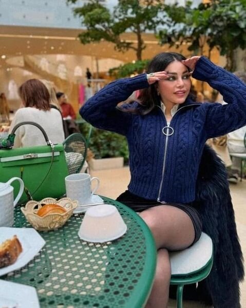 الديفا هيفاء وهبي تستمتع بوقتها بأحد المطاعم (4).jpg